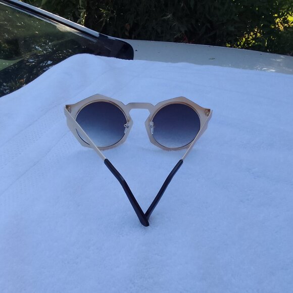 Bundle 2 luxury/vintage/high fashion/beautiful/quality sunglasses, brand new main image 9